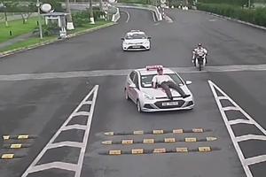 Lái xe taxi tông thẳng nhân viên bảo vệ sân bay Nội Bài