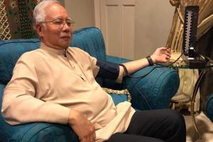 Cựu thủ tướng Malaysia đo huyết áp, cầu nguyện trước khi trình diện cơ quan điều tra
