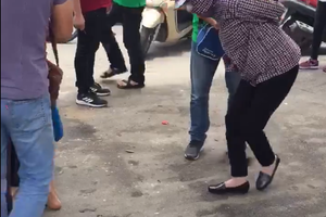 Hà Nội: Vây bắt nhóm 'nữ quái' chuyên móc túi người đi đường ở Cầu Mới, Ngã Tư Sở