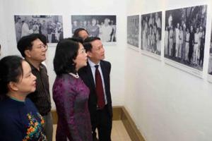Khai mạc Triển lãm ảnh "70 năm thi đua yêu nước"