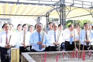 Lãnh đạo Chính phủ dâng hương tại Nghĩa trang Liệt sỹ Quốc gia Trường Sơn