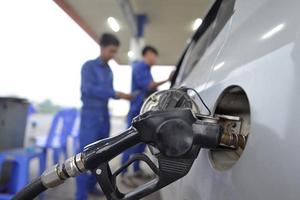 Giá xăng thấp hơn 120 nước, quyết tăng thuế lên tới 4.000 đồng/lít