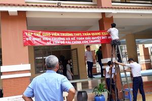 Chênh lệch 3.6 tỷ đồng, giáo viên căng băng rôn đòi hiệu trưởng công khai tài chính