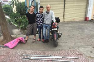 Trấn áp 3 đối tượng ngông nghênh mang hung khí đi diễu phố