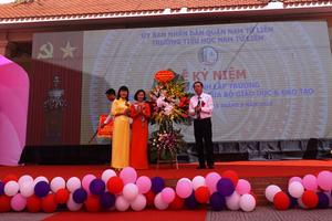 Đón nhận Cờ Thi đua của Bộ Giáo dục và Đào tạo