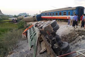 Đình chỉ 2 nhân viên gác tàu 