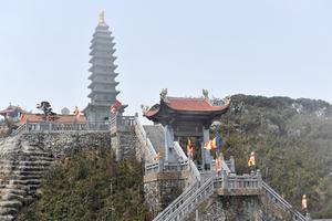 Dân Thủ đô đổ về thung lũng hoa Fansipan trong đợt nóng cao điểm