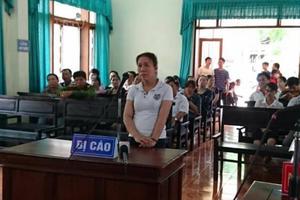 Hắt tiết lợn vào người chủ tịch huyện, nữ tiểu thương dính án tù