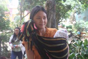 Cõng con 3 tháng tuổi đi dự thi THPT Quốc gia 2018