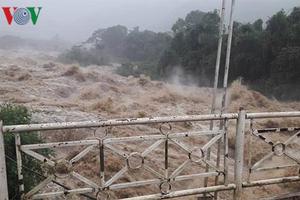  Nhiều người chết và mất tích, giao thông tê liệt