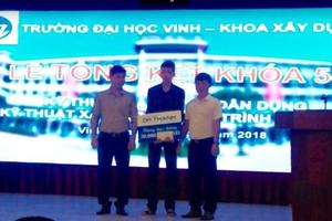 Trao học bổng và sách ‘Chuyện nhà Dr Thanh’ cho nam sinh viên mồ côi hiếu học