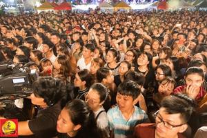 Hơn 20.000 bạn trẻ đã đến “Phố hàng nóng” của Trà Dr Thanh