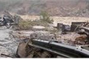 Mưa lũ kinh hoàng ở Lai Châu: Ô tô trôi xuống vực, đường bị cuốn phăng