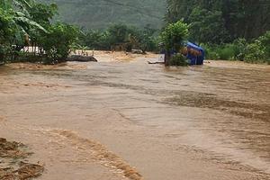 Thí sinh ở Hà Giang băng rừng, dùng bè mảng đến điểm thi