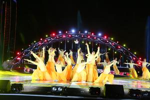 “Nhịp cầu khát vọng” thắp sáng sông Hàn trong đêm pháo hoa thứ tư 