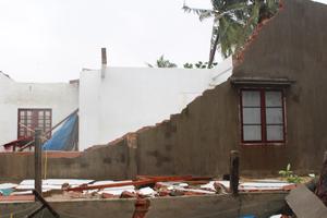 Mưa lớn kèm gió lốc làm nhiều nhà dân bị tốc mái