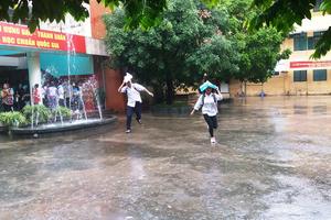 Hà Nội: Sĩ tử dầm mưa kết thúc kỳ thi THPT Quốc gia