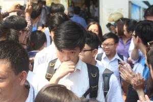 Hà Nội: Kết thúc thi Ngữ văn vào lớp 10, thí sinh lo lắng bị loại khỏi trường công