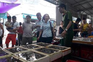 Phát hiện 2 cơ sở bán tôm có dấu hiệu bơm tạp chất