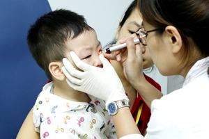 Gần 100 trẻ em Tuyên Quang được khám, phẫu thuật mắt miễn phí