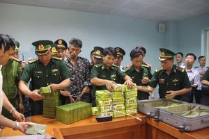 Bắt giữ 3 đối tượng vận chuyển 52 bánh hêrôin, 25kg ma tuý đá