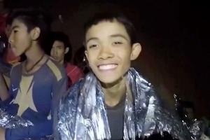 Hai cầu thủ nhí đầu tiên đã ra khỏi hang Tham Luang