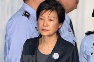 Cựu Tổng thống Hàn Quốc Park Geun-hye bị tuyên phạt 8 năm tù giam