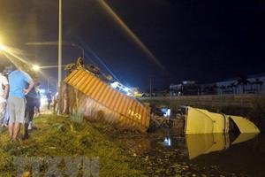 Xe khách đâm vào đuôi xe container rồi bốc cháy, 2 người chết