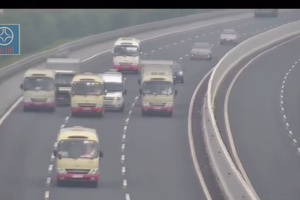Xử nghiêm 3 xe khách dàn hàng ngang trên cao tốc Hà Nội-Hải Phòng