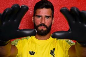 Liverpool chính thức sở hữu thủ thành đắt giá nhất thế giới