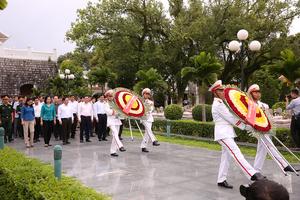 Thủ tướng Nguyễn Xuân Phúc gửi vòng hoa tri ân các Liệt sỹ Đồi A1