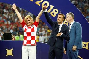 Học hỏi nữ Tổng thống Croatia cách diện đồ vô cùng thông minh