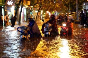 Hàng chục điểm ngập úng nội thành Hà Nội trong cơn mưa lớn