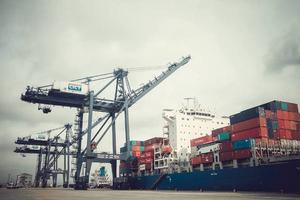Cơ hội và thách thức cho hàng hóa Việt