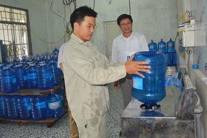 15 mẫu nước đóng chai và nước đá dùng liền ở Hà Nội không đạt chất lượng