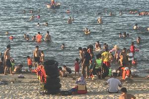 Khuyến cáo hạn chế tắm biển tại các khu vực bị dị ứng da