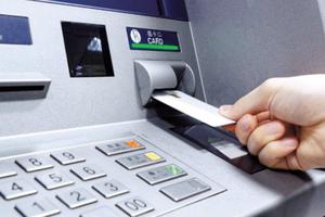 Bộ Công Thương giám sát việc các ngân hàng tăng phí ATM  