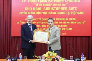 Tặng Kỷ niệm Chương “Vì sự nghiệp Thanh tra” cho ông Christopher Batt
