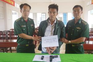 Một đối tượng mang vũ khí quân dụng bị tạm giữ