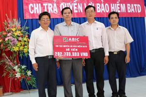 Chi trả hơn 200 triệu đồng quyền lợi bảo hiểm cho khách hàng tại Bến Tre