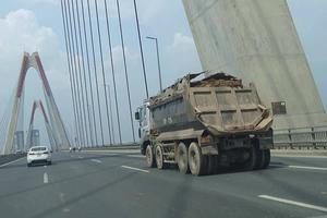 Quận Tây Hồ xử lý xe tải vi phạm, rải đất ra cầu Nhật Tân