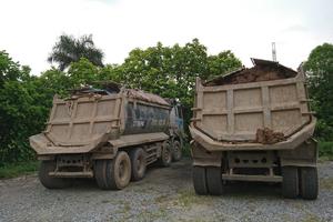 Xe tải tiếp tục rải đất ra đường tại thành phố Hà Nội