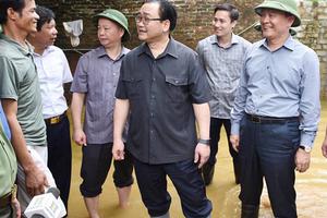 Xuống vùng ngập lụt Chương Mỹ, Bí thư Hà Nội “lệnh” hỗ trợ thứ bà con cần