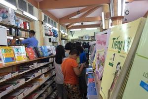 Chuyện lạ giữa Thủ đô: Phụ huynh nháo nhác vì thiếu SGK