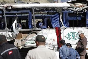 Ecuador “tình cờ” phát hiện 500kg ma túy trên xe buýt gặp tai nạn