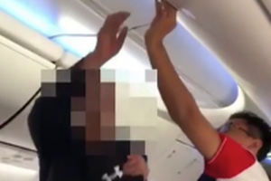 Video bắt quả tang trộm đồ trên chuyến bay từ Việt Nam đi Malaysia
