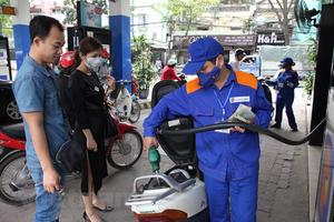 Petrolimex giảm giá 300 đồng mỗi lít xăng, dầu trong 5 ngày vàng