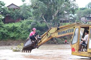 Người đẹp Nhân ái đu cần cẩu qua suối, mang nước sạch về bản Nịu