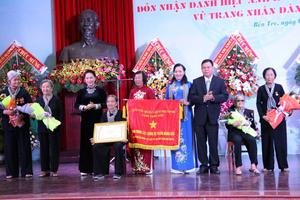 Chủ tịch Quốc hội trao danh hiệu Anh hùng cho Đội quân tóc dài