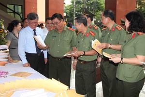 Ra mắt sách “Công an Hải Phòng - Những tấm gương học và làm theo Bác Hồ”